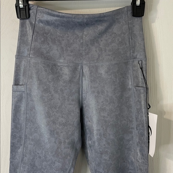 ZYIA NWT Slate Floral Pocket Light In Tight 7/8 24” Leggings Metallic Size 2 - Picture 3 of 11